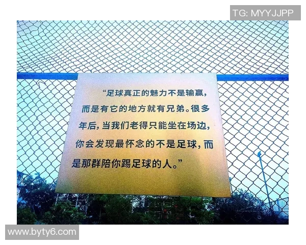 享受足球乐趣的球星们:从场上热爱到激情奔跑的故事 享受足球乐趣的球星们:从场上热爱到激情奔跑的故事